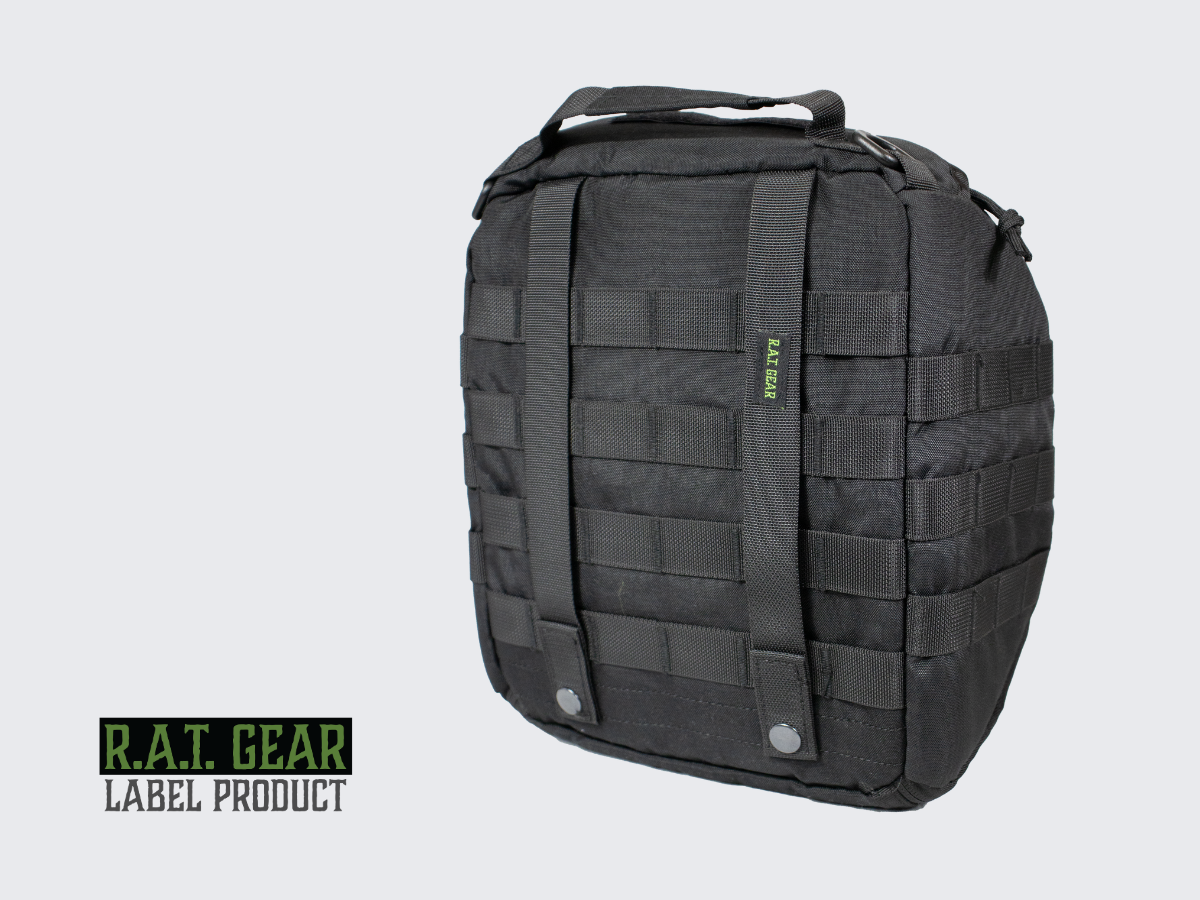 Tilava ja kestävä musta pehmustettu taktinen kypärälaukku MOLLE-kiinnityksellä PALS nauhoitukseen. Spacious and durable black padded tactical helmet bag with MOLLE attachment for PALS lacing.