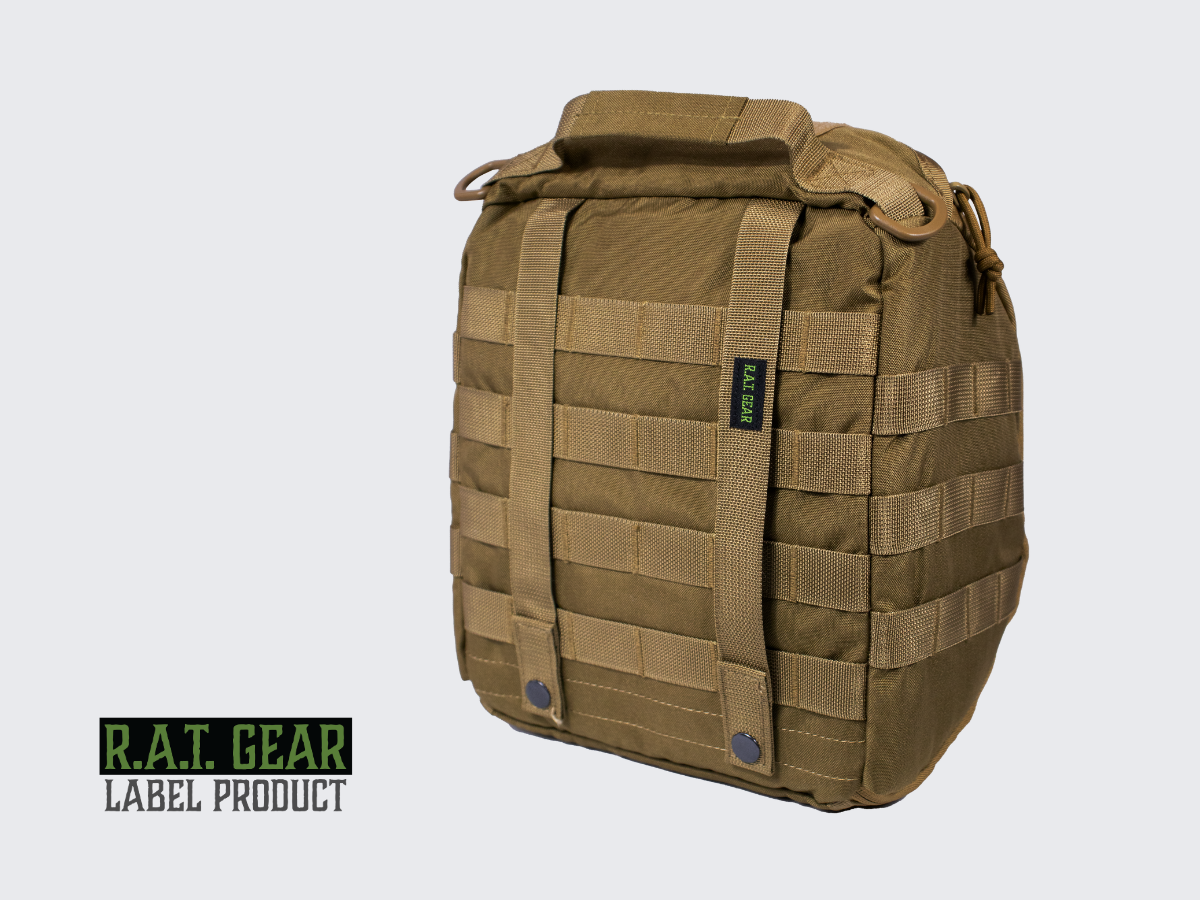 Tilava ja kestävä hiekan värinen pehmustettu taktinen kypärälaukku MOLLE-kiinnityksellä PALS nauhoitukseen. Spacious and durable tan colored padded tactical helmet bag with MOLLE attachment for PALS lacing.