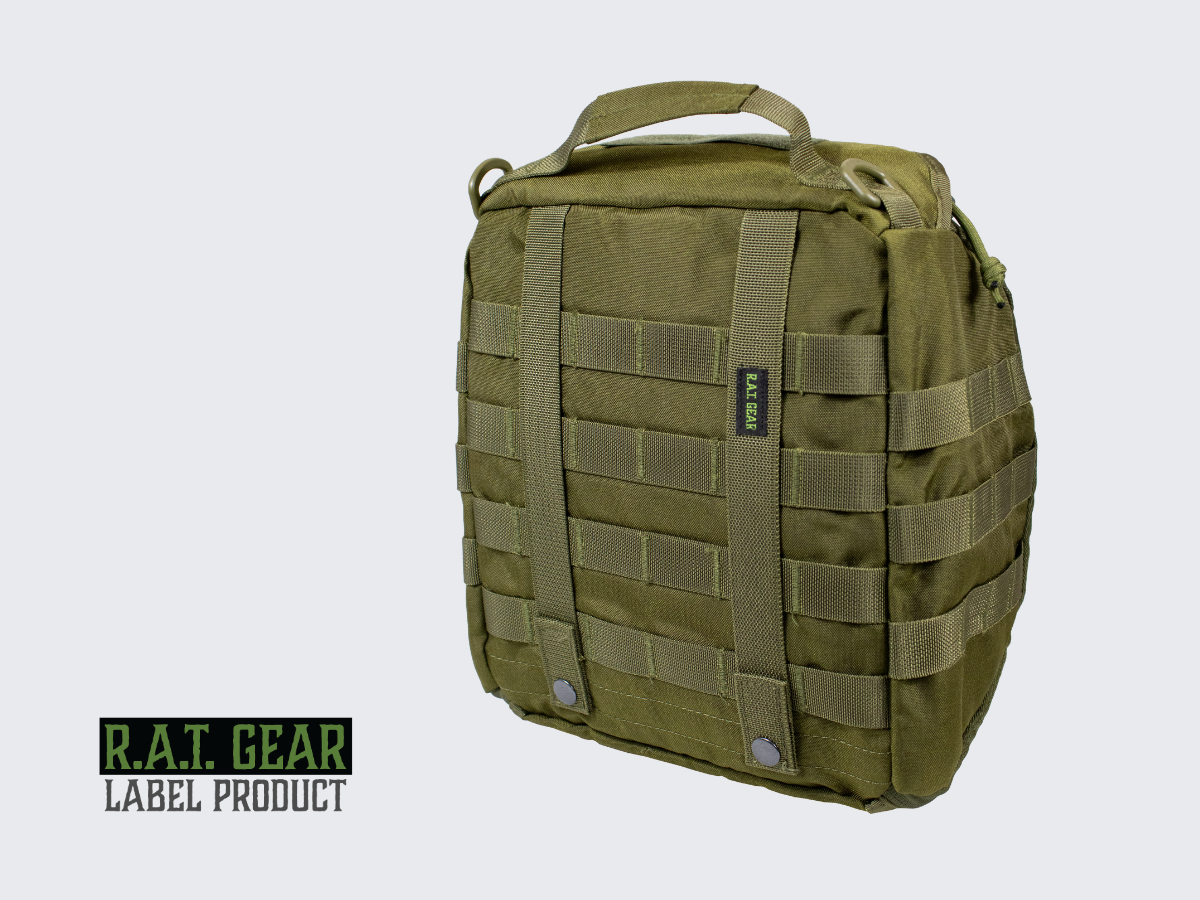 Tilava ja kestävä vihreä pehmustettu taktinen kypärälaukku MOLLE-kiinnityksellä PALS nauhoitukseen. Spacious and durable green padded tactical helmet bag with MOLLE attachment for PALS lacing.