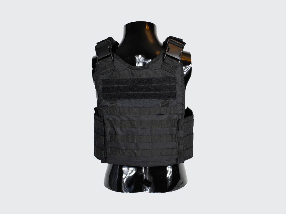 Musta Plate Carrier MOLLE yhteensopiva taisteluliivi PALS nauhoituksin. Svart Plate Carrier MOLLE-kompatibel stridsväst med PALS-snörning. Black Plate Carrier MOLLE compatible combat vest with PALS lacing.