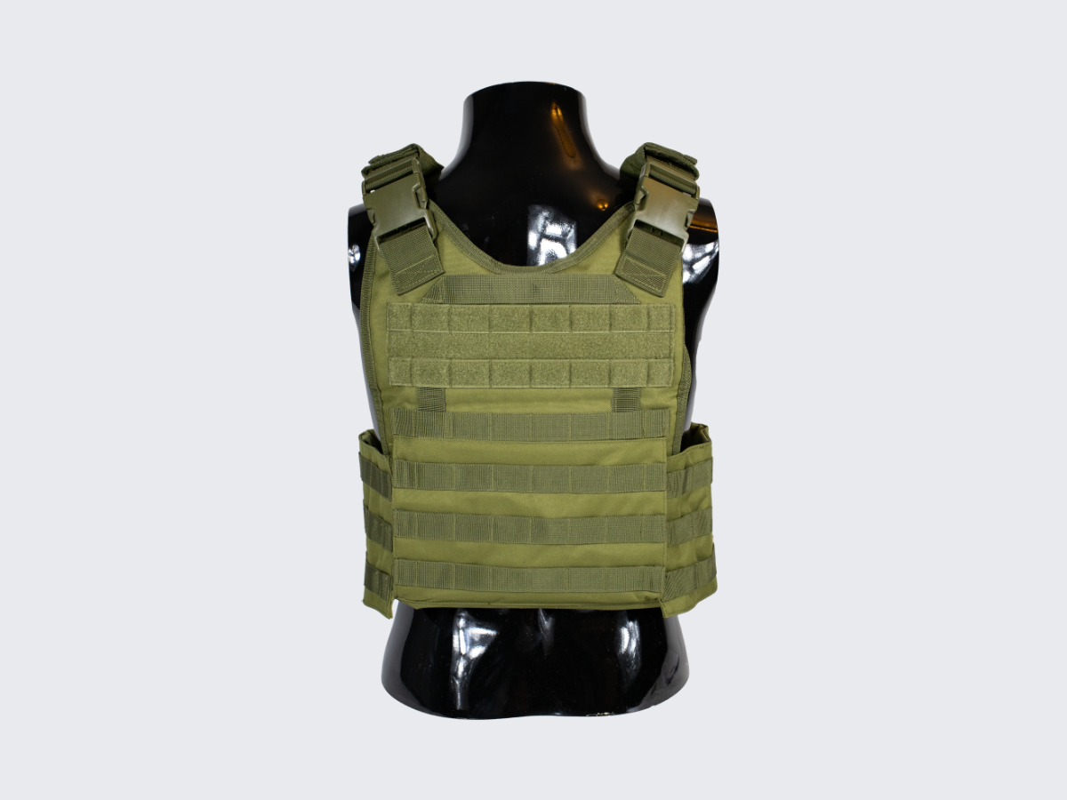 Oliivin värinen Plate Carrier MOLLE yhteensopiva taisteluliivi PALS nauhoituksin. Olivfärgad Plate Carrier MOLLE-kompatibel stridsväst med PALS-snörning. Olive colored Plate Carrier MOLLE compatible combat vest with PALS lacing.