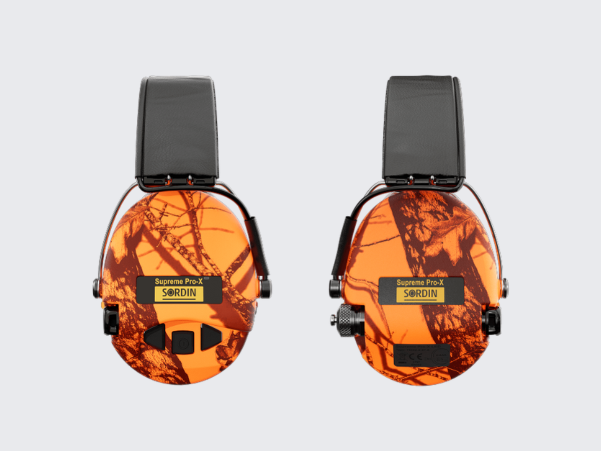 Oranssit Blaze kuvioiset Sordin Supreme Pro-X LED Gel aktiiviset kuulosuojaimet mustalla nahkaisella pääpannalla. Orange Blaze pattern Sordin Supreme Pro-X LED Gel active hearing protectors with black leather headband.