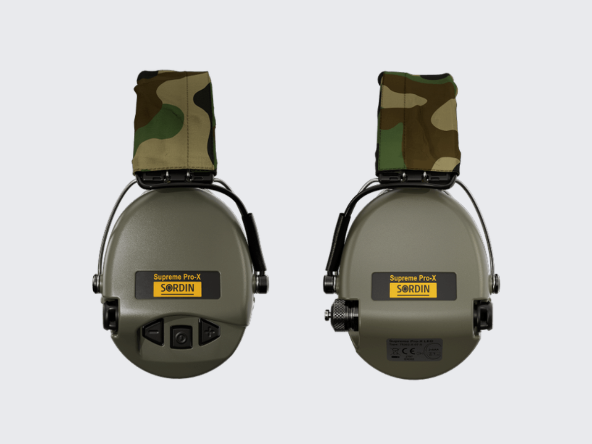 Vihreät Sordin Supreme Pro-X LED Gel aktiiviset kuulosuojaimet Camo kuvioisella pääpannalla. Green Sordin Supreme Pro-X LED Gel active hearing protectors with Camo pattern headband.