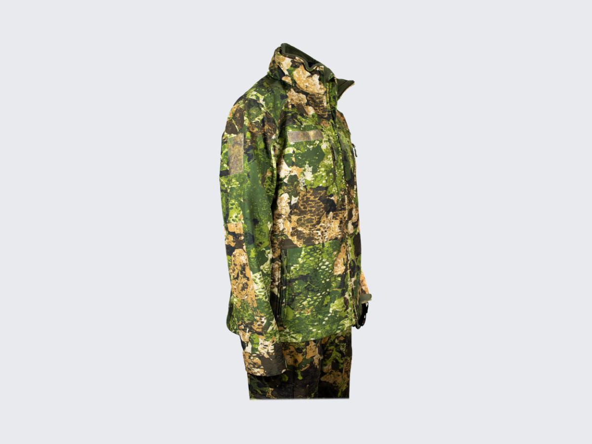 Monipuolinen kolmi kerroksinen Softshell takki modernilla Phantomleaf®in WASP I Z3A kuviolla, useilla erilaisilla taskuilla, hupulla ja Hook & Loop paneeleilla. Versatile three-layer Softshell jacket with modern Phantomleaf® WASP I Z3A pattern, various pockets, hood and Hook & Loop panels.