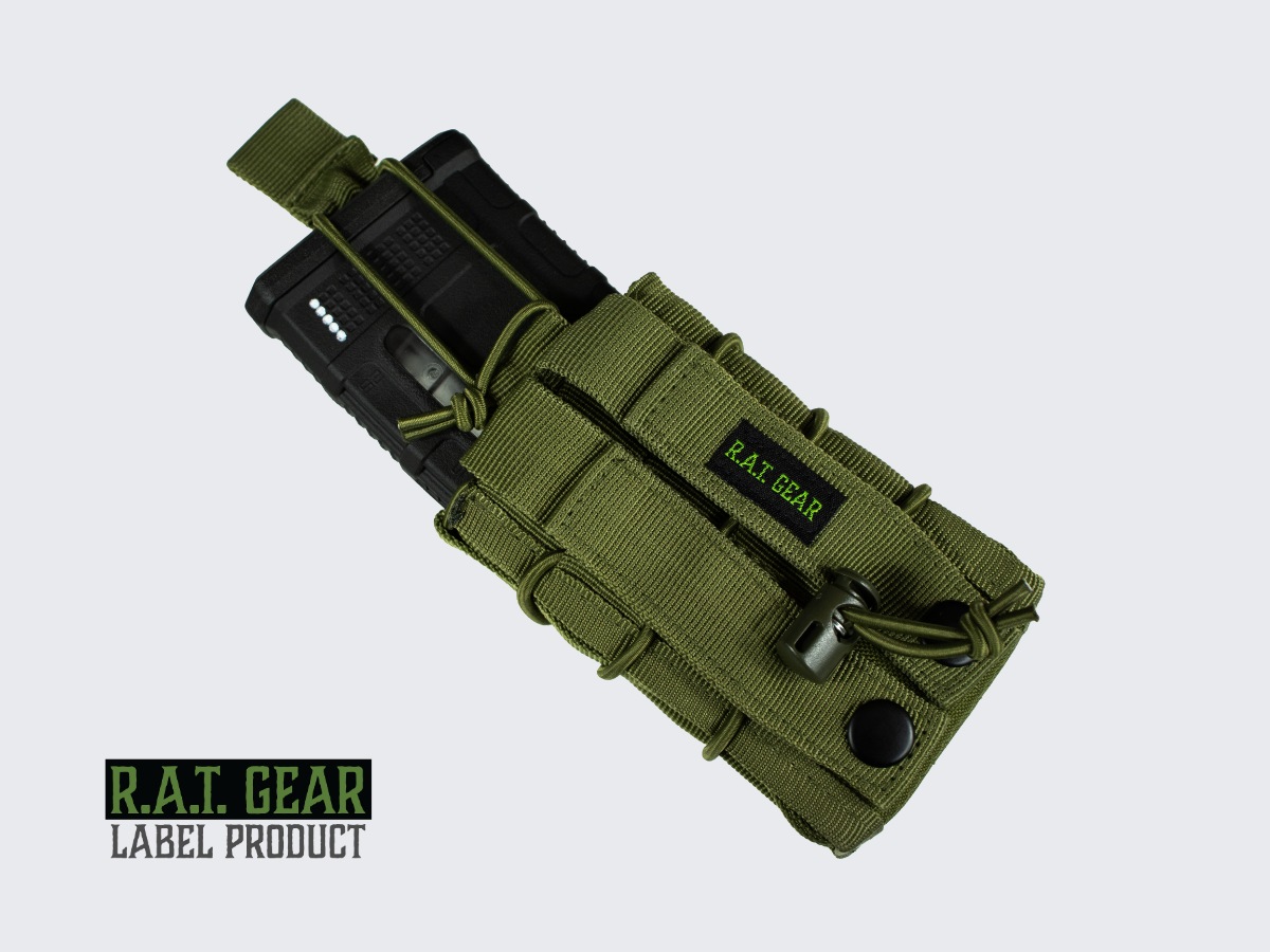 Nylonista valmistettu vihreä lipastasku kiväärin ja pistoolin lippaalle kiristysnarulla. Green nylon magazine pouch for rifle and pistol magazines with drawstring.
