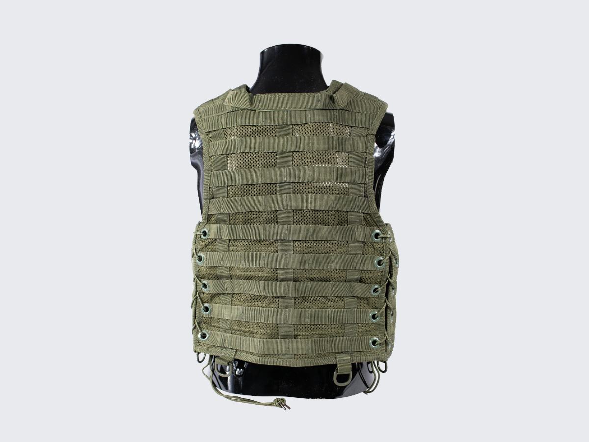 OD vihreä varusteliivi PALS nauhoituksilla MOLLE yhteensopiville varustetaskuille ja varusteille. OD green tactical vest with PALS lacing for MOLLE compatible equipment pouches and accessories.