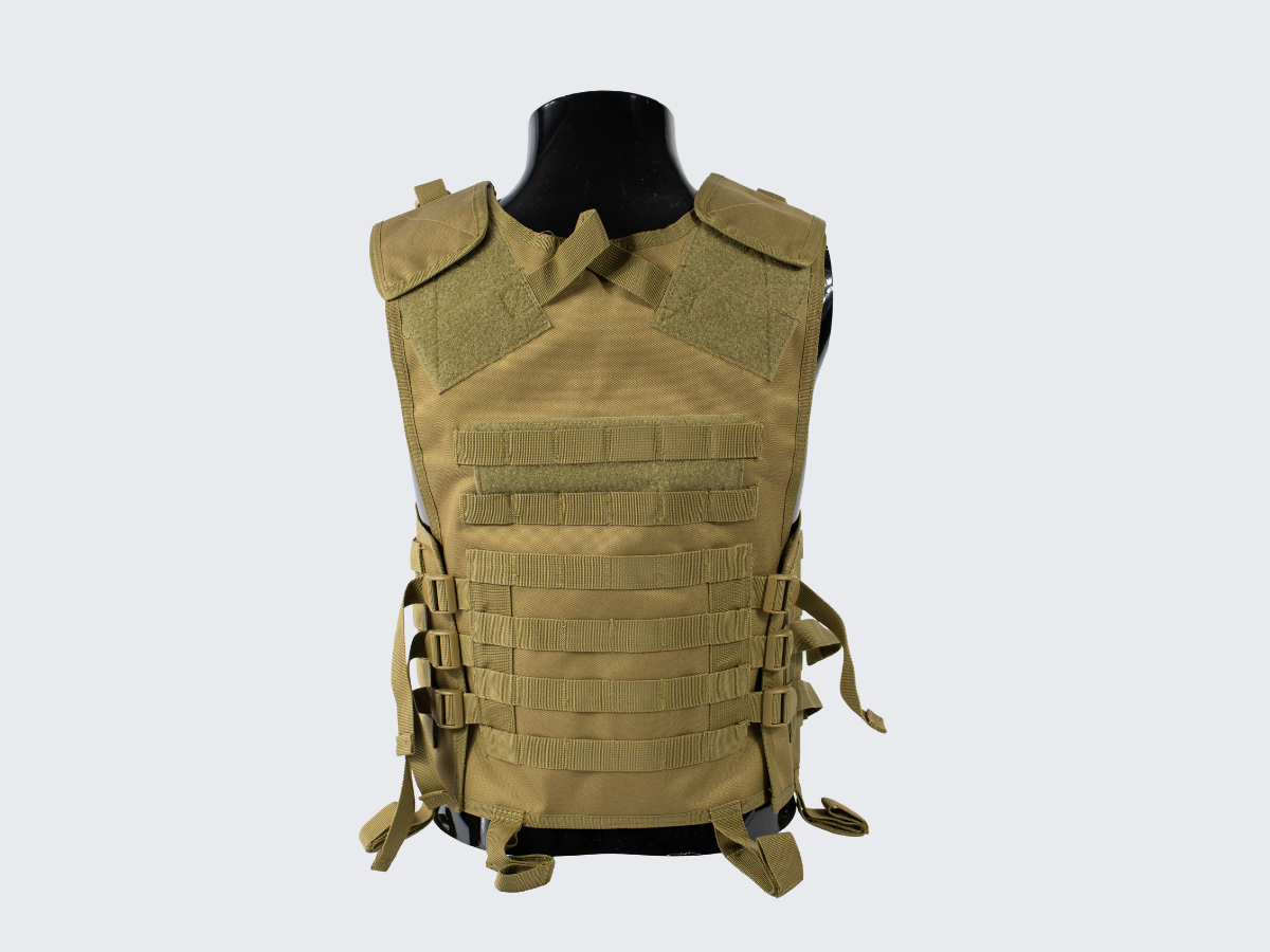 Coyote värinen taktinen varusteliivi PALS nauhoituksilla, Hook & Loop paneeleilla ja monipuolisilla säätömahdollisuuksilla. Coyote colored tactical equipment vest with PALS lacing, Hook & Loop panels and versatile adjustment options.