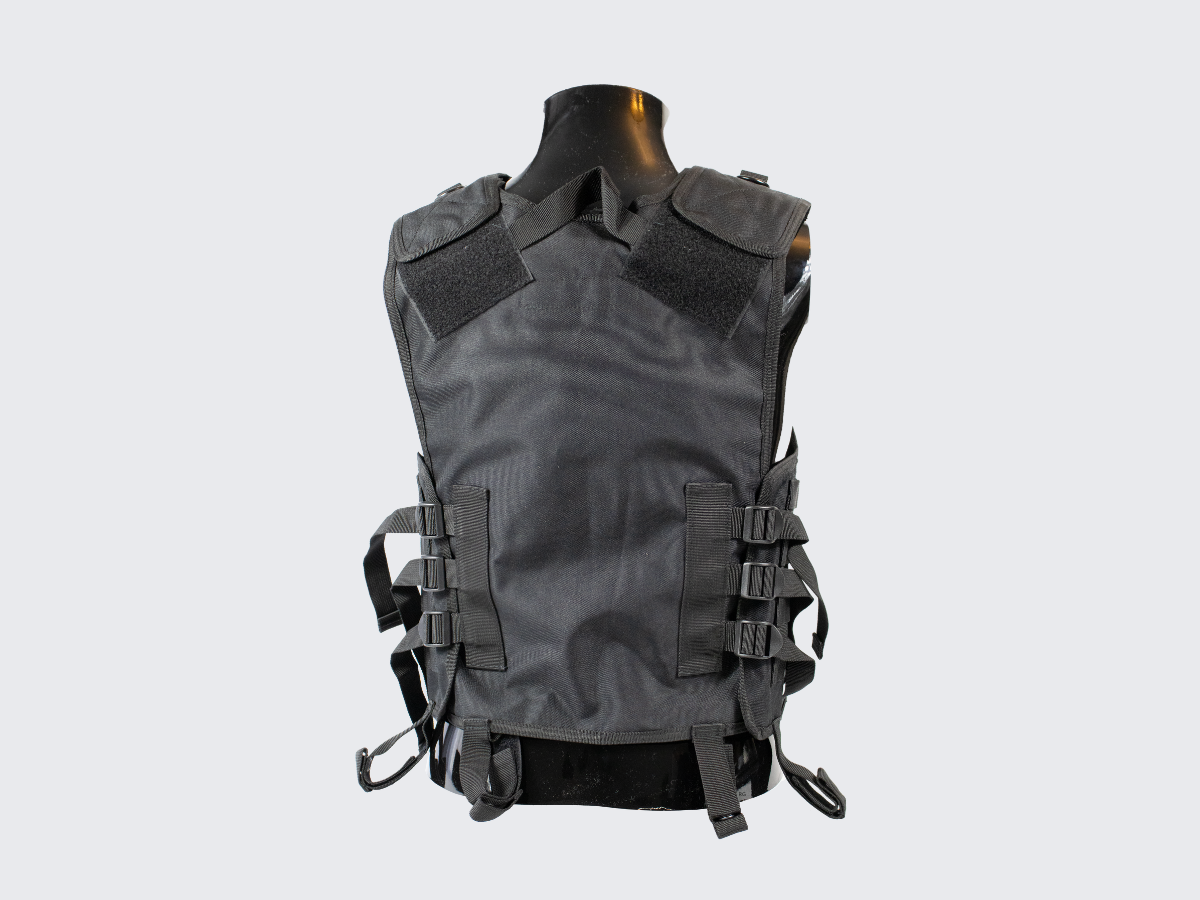Musta taktinen varusteliivi PALS nauhoituksilla, Hook & Loop paneeleilla ja monipuolisilla säätömahdollisuuksilla. Black tactical equipment vest with PALS lacing, Hook & Loop panels and versatile adjustment options.