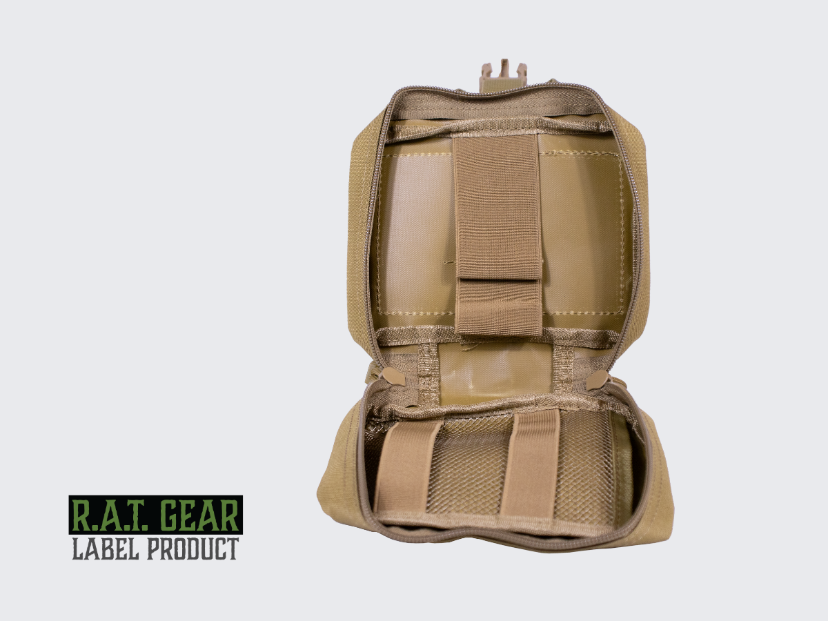 Tan värinen RG-12 taktinen varustetasku irrotettavalla takapaneelilla ja monipuolisilla sisäpuolen kiinnitysahdollisuuksilla. Tan colored RG-12 tactical gear pouch with removable back panel and versatile interior attachment options.