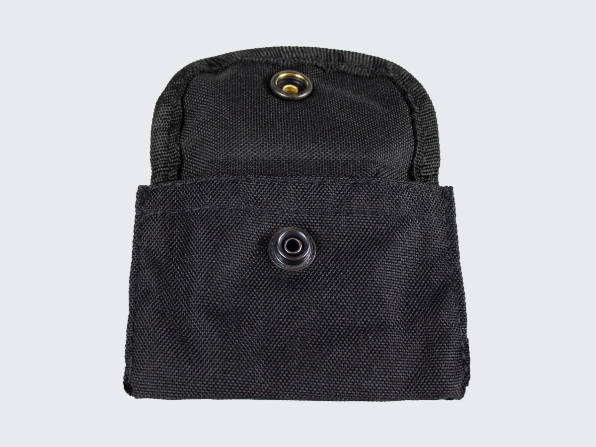 Pienikokoinen ja erittäin kevyt varustetasku järjestyksenvalvojille ja vartijoille kumihansikkaita varten. Accessory pouch for rubber gloves, compact and very lightweight, designed for security guards and personnel.