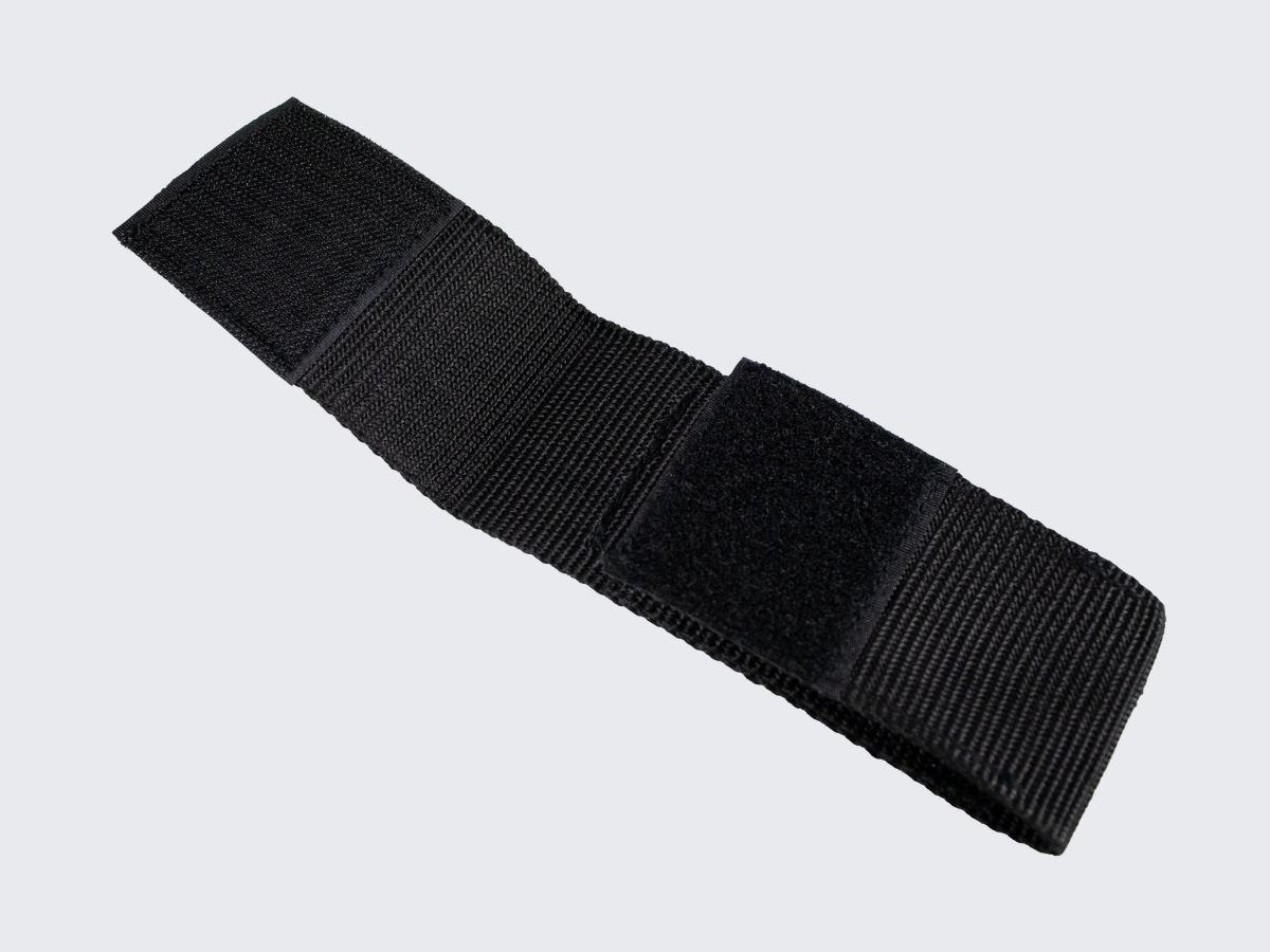 Ohut, kevyt ja kestävä varustetasku vartioille ja järjestyksenvalvojille varustevyölle. Thin, lightweight, and durable equipment pouch for guards and security personnel utility belts.