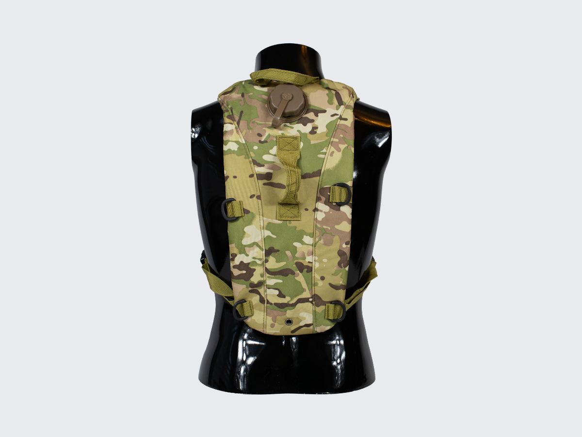 Kevyt, hinta / laatusuhteeltaan erinomainen Camo kuvioinen Juomareppu TANK 2.5 retkeilyyn ja harrastuksiin 2,5 litran juomarakolla. Lightweight, excellent price/quality ratio Camo pattern hydration backpack TANK 2.5 for camping and hobbies with 2,5 liter water bladder.
