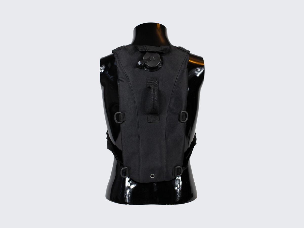 Kevyt, hinta / laatusuhteeltaan erinomainen musta Juomareppu TANK 2.5 retkeilyyn ja harrastuksiin 2,5 litran juomarakolla. Lightweight, excellent price/quality ratio black hydration backpack TANK 2.5 for camping and hobbies with 2,5 liter water bladder.