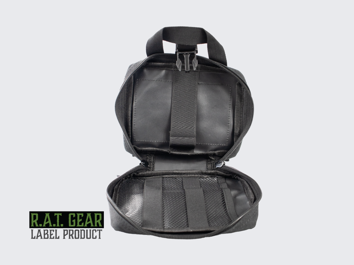 Musta IFAK ensiapulaukku / varustetasku irrotettavalla takapaneelilla. Svart IFAK första hjälpen-väska/utrustningsficka med en avtagbar bakpanel. Black IFAK first aid pouch/utility pouch with a detachable back panel.