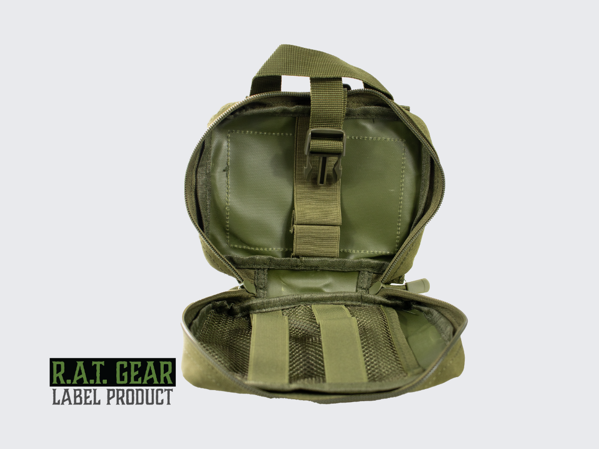 Vihreä IFAK ensiapulaukku / varustetasku irrotettavalla takapaneelilla. Grön IFAK första hjälpen-väska/utrustningsficka med en avtagbar bakpanel. Green IFAK first aid pouch/utility pouch with a detachable back panel.