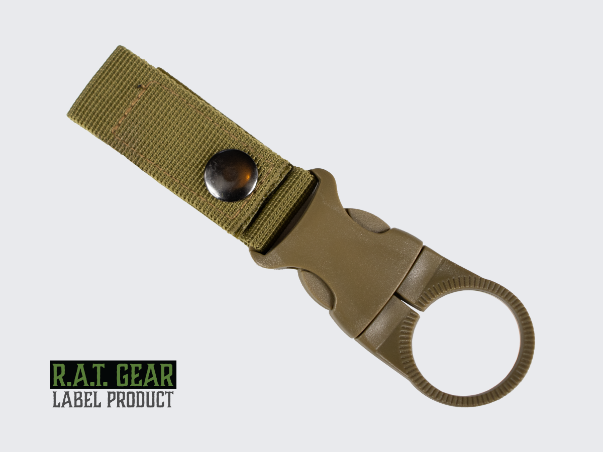 Tan värinen juomapullopidike puolen litran muovipullolle MOLLE kiinnityksellä PALS nauhoitukseen. Tan colored tactical water bottle holder for 0,5 liters plastic bottle, MOLLE and PALS suitable.