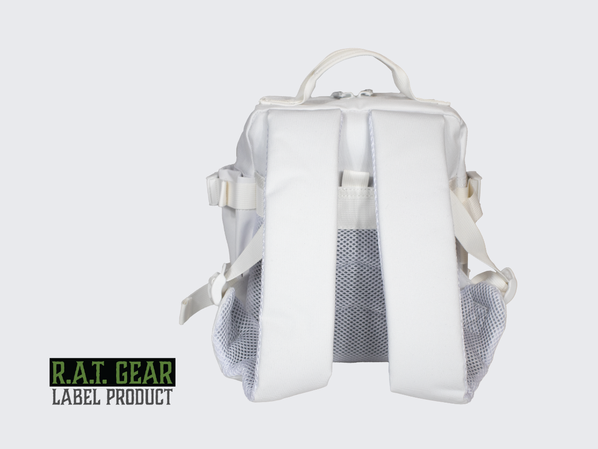 Valkoinen MOlle yhteensopiva taktinen Prinsessa reppu. Vit MOLLE-kompatibel taktisk Prinsessa ryggsäck. White MOLLE-compatible tactical Princess backpack.