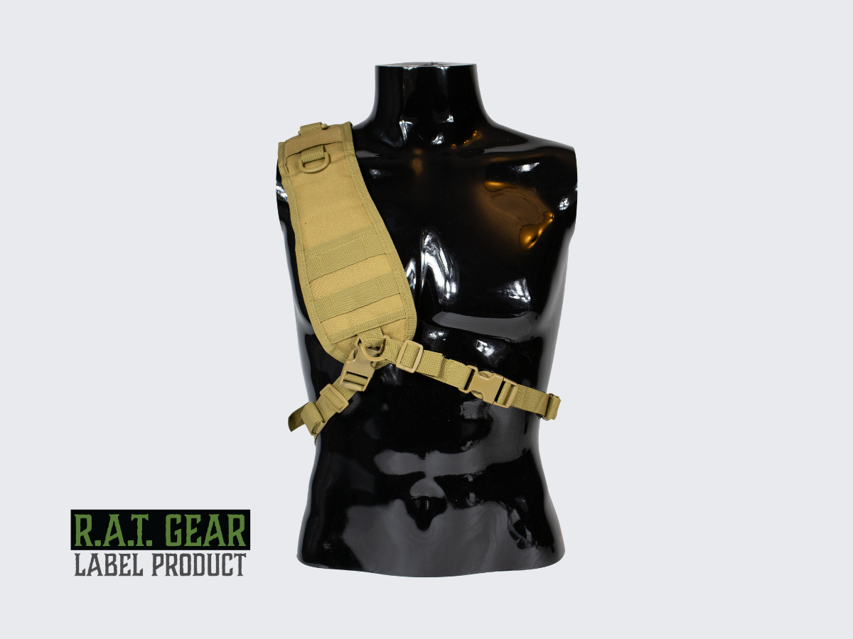 Kojootin ruskea olkareppu MOLLE yhteensopivin PALS nauhoituksin ja Loop paneelein varustetaskujen ja varustepidikkeiden kiinnittämiseen. Coyote brun slingväska med MOLLE-kompatibel PALS-väv och looppaneler för att fästa utrustningsfickor och utrustningshållare. Coyote brown sling bag with MOLLE compatible PALS webbing and Loop panels for attaching equipment pockets and equipment holders.