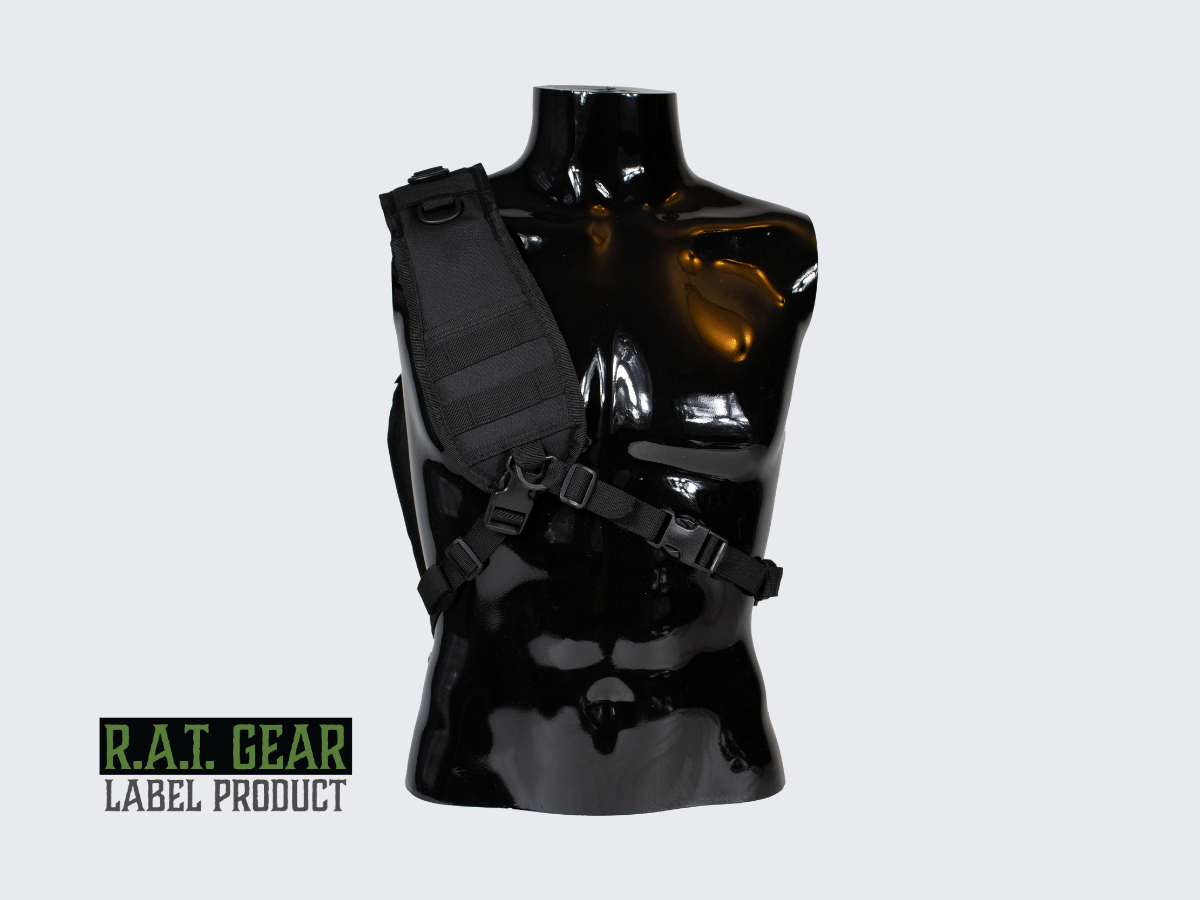 Musta olkareppu MOLLE yhteensopivin PALS nauhoituksin ja Loop paneelein varustetaskujen ja varustepidikkeiden kiinnittämiseen. Svart slingväska med MOLLE-kompatibel PALS-väv och looppaneler för att fästa utrustningsfickor och utrustningshållare. Black sling bag with MOLLE compatible PALS webbing and Loop panels for attaching equipment pockets and equipment holders.