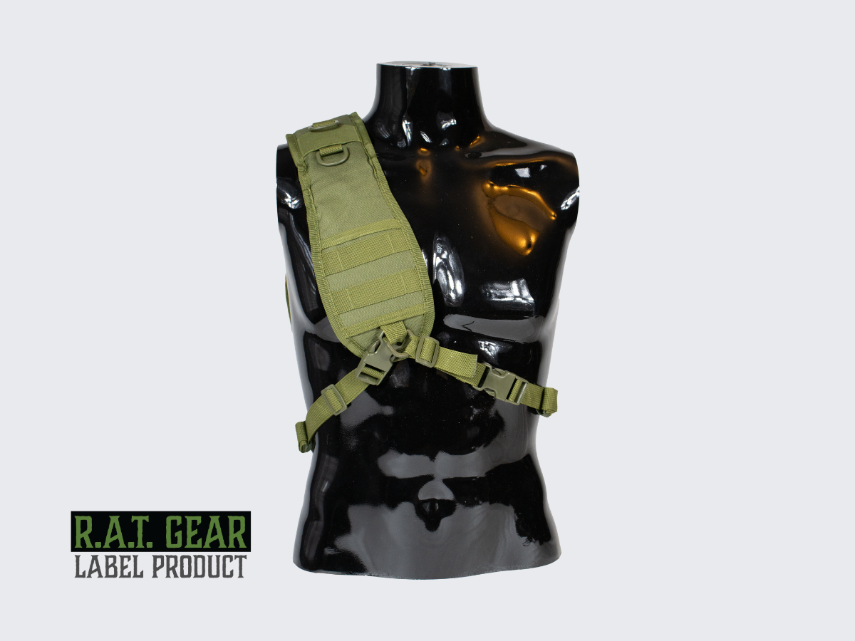 Vihreä olkareppu MOLLE yhteensopivin PALS nauhoituksin ja Loop paneelein varustetaskujen ja varustepidikkeiden kiinnittämiseen. Grön slingväska med MOLLE-kompatibel PALS-väv och looppaneler för att fästa utrustningsfickor och utrustningshållare. Green sling bag with MOLLE compatible PALS webbing and Loop panels for attaching equipment pockets and equipment holders.