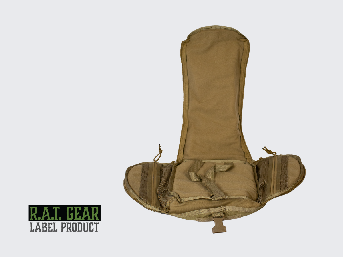 Tilava ja kestävä hiekan värinen pehmustettu taktinen kypärälaukku MOLLE-kiinnityksellä PALS nauhoitukseen. Spacious and durable tan colored padded tactical helmet bag with MOLLE attachment for PALS lacing.