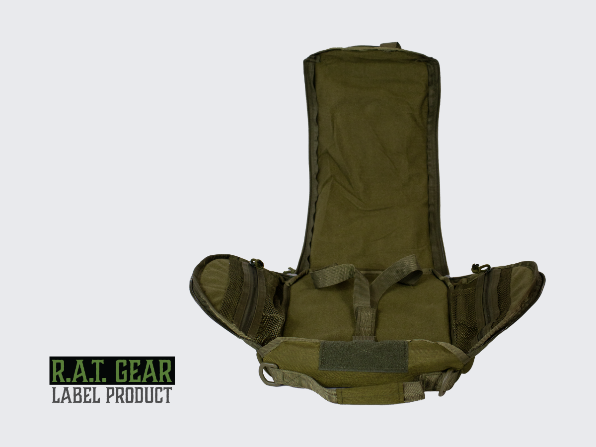 Tilava ja kestävä vihreä pehmustettu taktinen kypärälaukku MOLLE-kiinnityksellä PALS nauhoitukseen. Spacious and durable green padded tactical helmet bag with MOLLE attachment for PALS lacing.