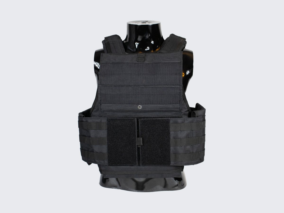 Musta Plate Carrier MOLLE yhteensopiva taisteluliivi PALS nauhoituksin. Svart Plate Carrier MOLLE-kompatibel stridsväst med PALS-snörning. Black Plate Carrier MOLLE compatible combat vest with PALS lacing.