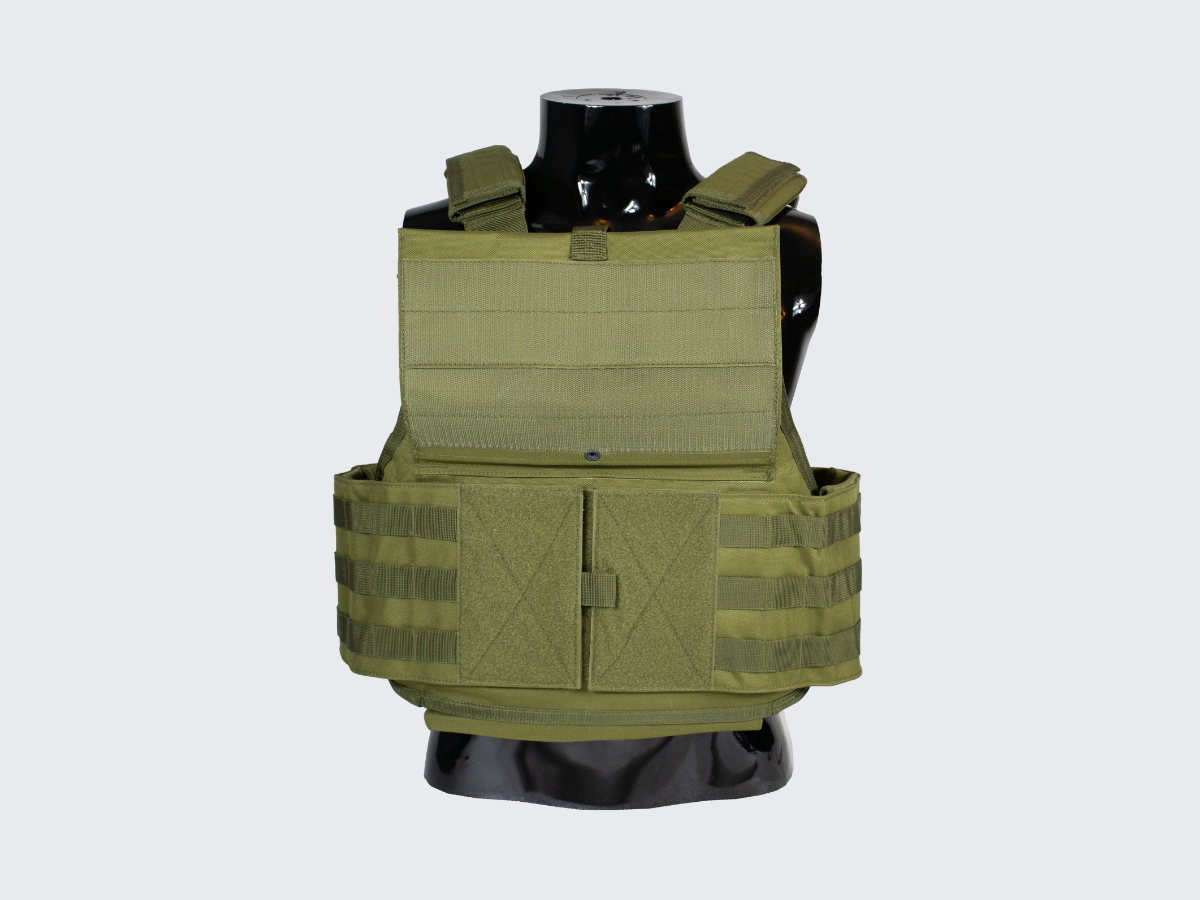 Oliivin värinen Plate Carrier MOLLE yhteensopiva taisteluliivi PALS nauhoituksin. Olivfärgad Plate Carrier MOLLE-kompatibel stridsväst med PALS-snörning. Olive colored Plate Carrier MOLLE compatible combat vest with PALS lacing.