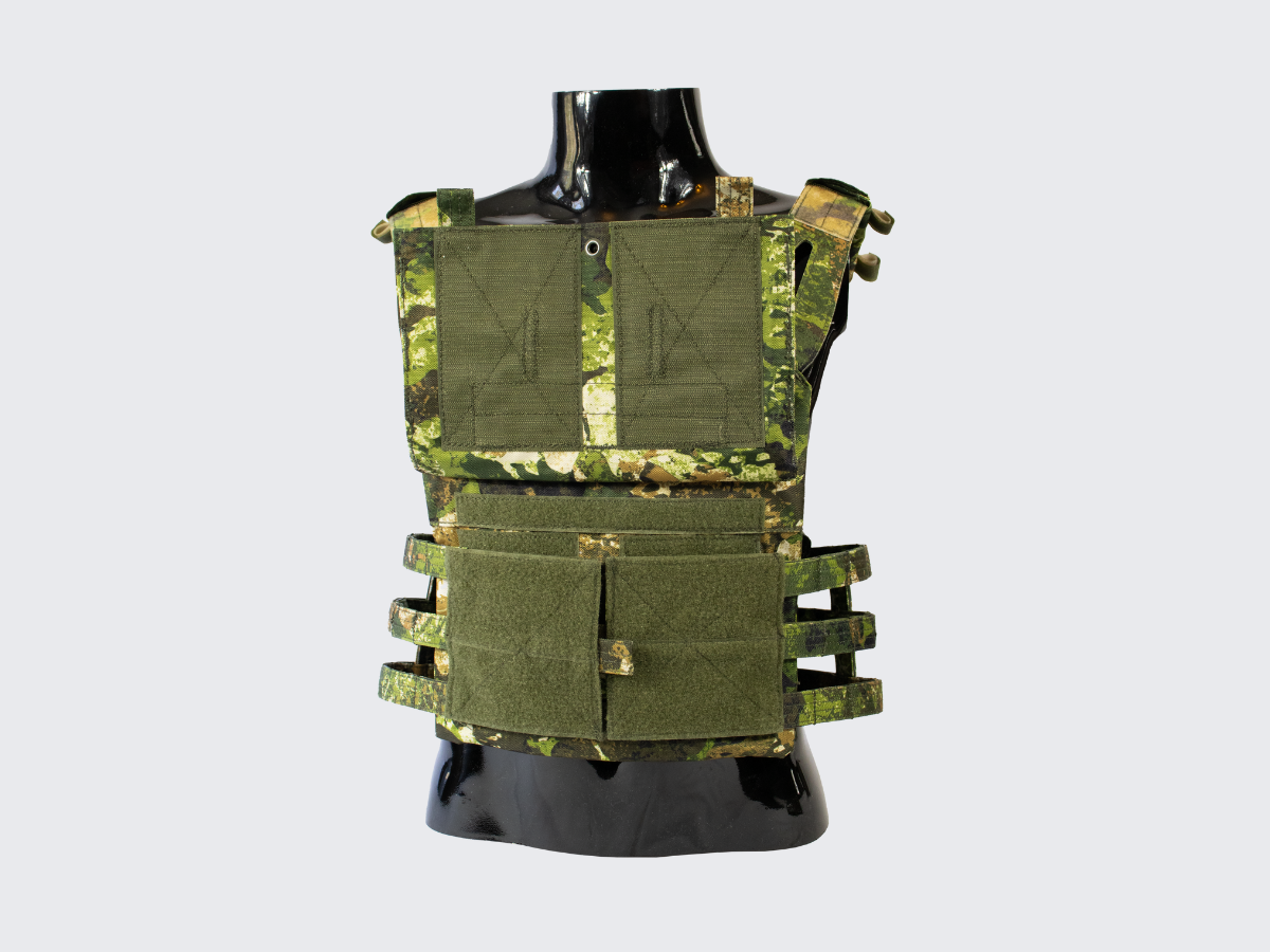 Jämäkkä ja kestävä Plate Carrier modernilla Phantomleaf®in WASP I Z3A kuviolla. Sturdy and Durable Plate Carrier with modern Phantomleaf® WASP I Z3A pattern.