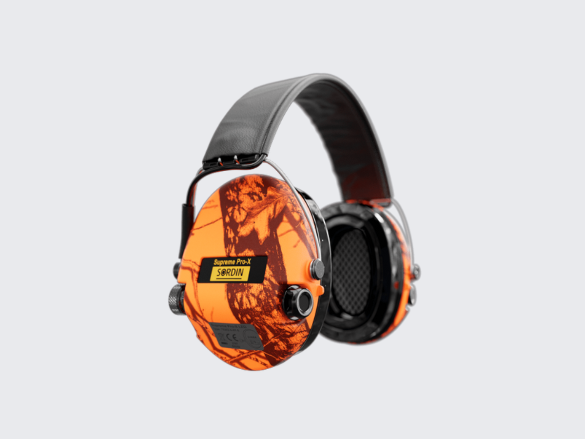 Oranssit Blaze kuvioiset Sordin Supreme Pro-X LED Gel aktiiviset kuulosuojaimet mustalla nahkaisella pääpannalla. Orange Blaze pattern Sordin Supreme Pro-X LED Gel active hearing protectors with black leather headband.