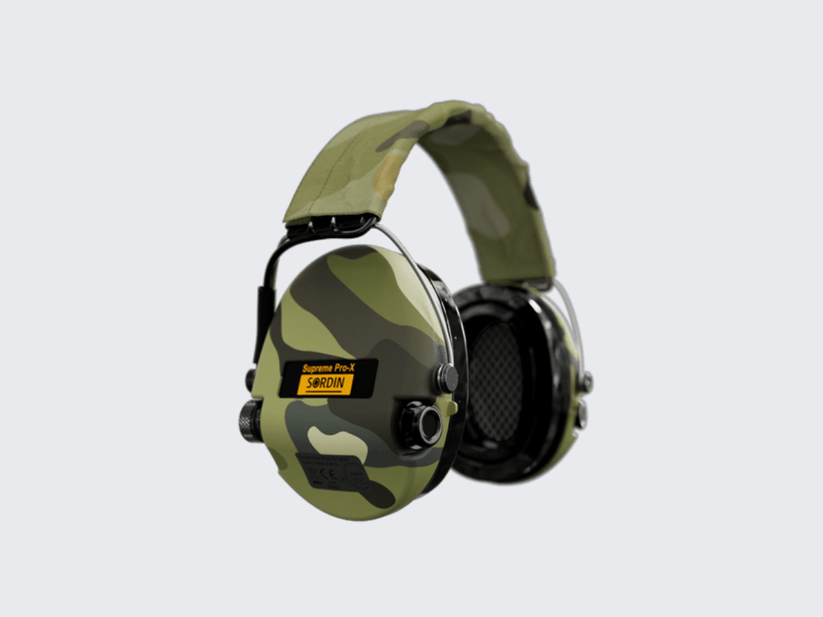 Vihreät Camo kuvioiset Sordin Supreme Pro-X LED Gel aktiiviset kuulosuojaimet Camo kuvioisella pääpannalla. Green Camo pattern Sordin Supreme Pro-X LED Gel active hearing protectors with Camo pattern headband.