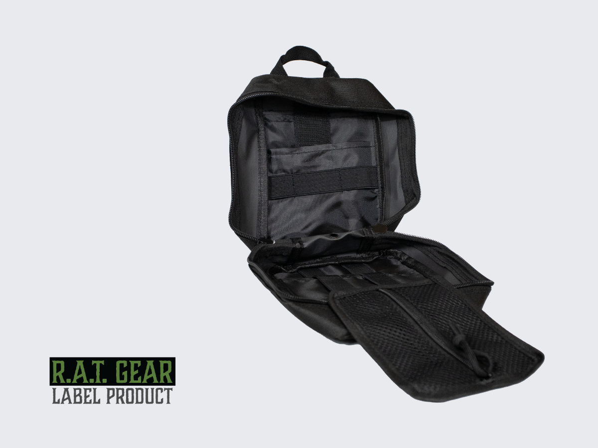 Musta taktinen MOLLE ensiapulaukku tärkeimmille ensiaputarvikkeille joita tulet ikinä tarvitsemaan. Black tactical MOLLE First Aid Bag for the most important first aid supplies you will ever need.