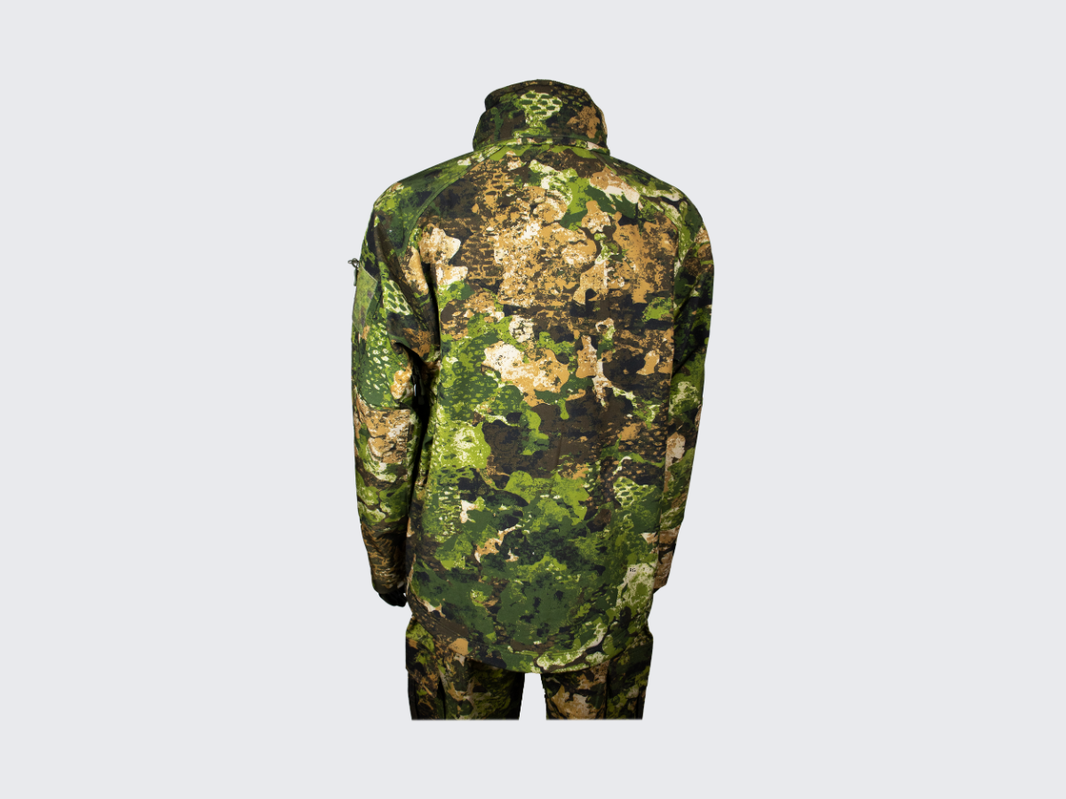Monipuolinen kolmi kerroksinen Softshell takki modernilla Phantomleaf®in WASP I Z3A kuviolla, useilla erilaisilla taskuilla, hupulla ja Hook & Loop paneeleilla. Versatile three-layer Softshell jacket with modern Phantomleaf® WASP I Z3A pattern, various pockets, hood and Hook & Loop panels.