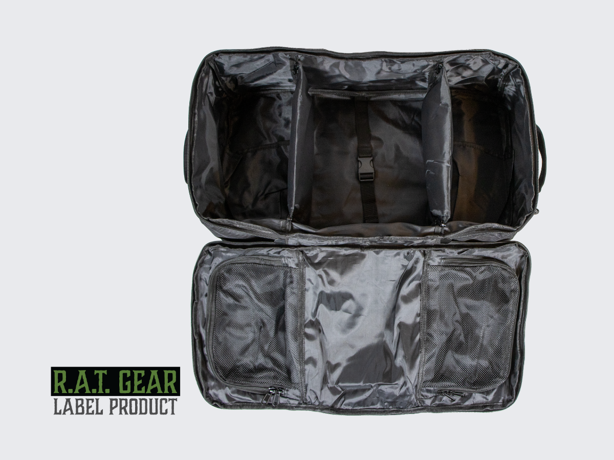 Musta monipuolinen ja muunneltava treenikassi / reppu. Svart, mångsidig och anpassningsbar träningsväska / ryggsäck. Black versatile and customizable training bag / backpack.