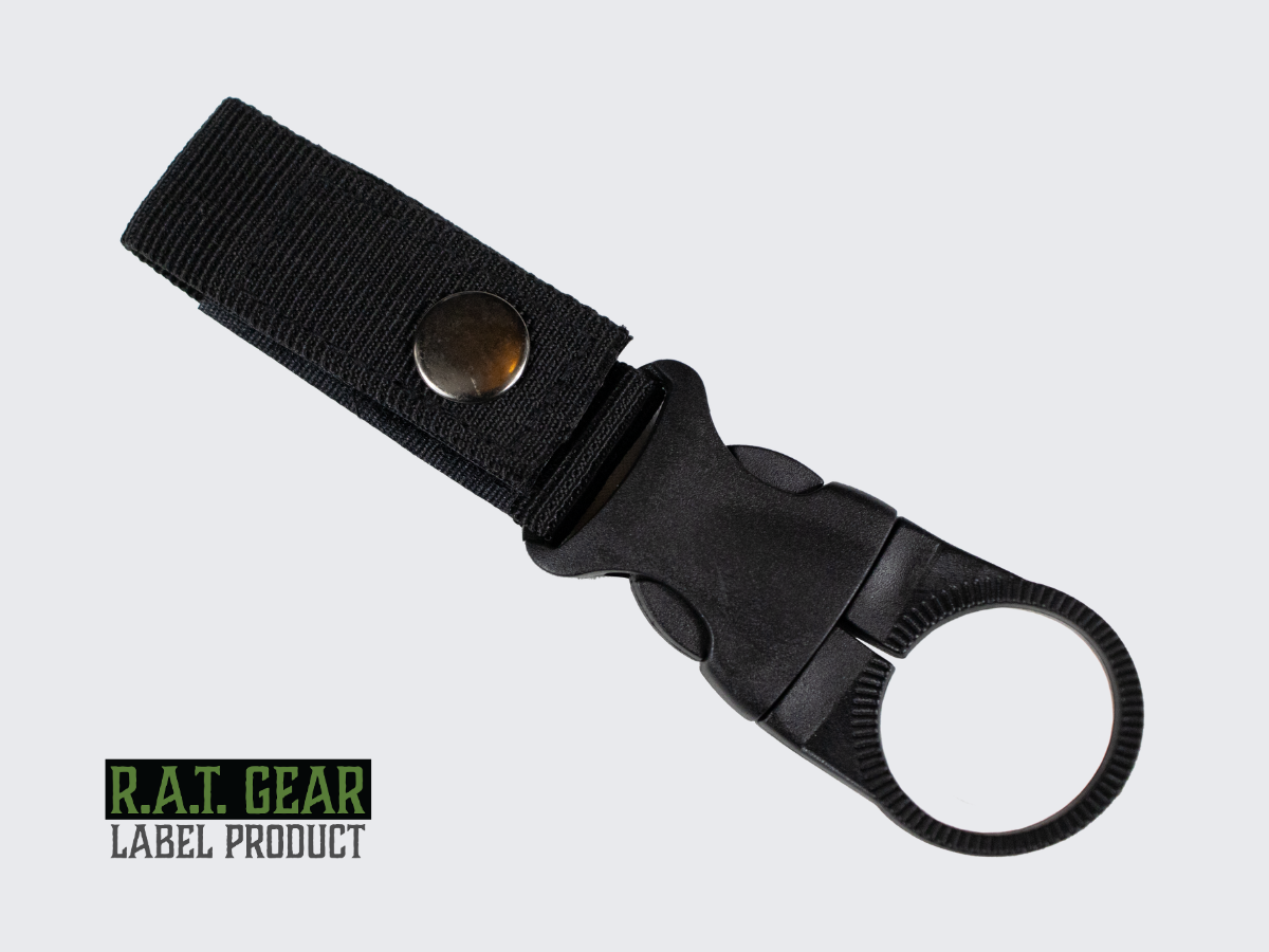 Musta juomapullopidike puolen litran muovipullolle MOLLE kiinnityksellä PALS nauhoitukseen. Black tactical water bottle holder for 0,5 liters plastic bottle, MOLLE and PALS suitable.