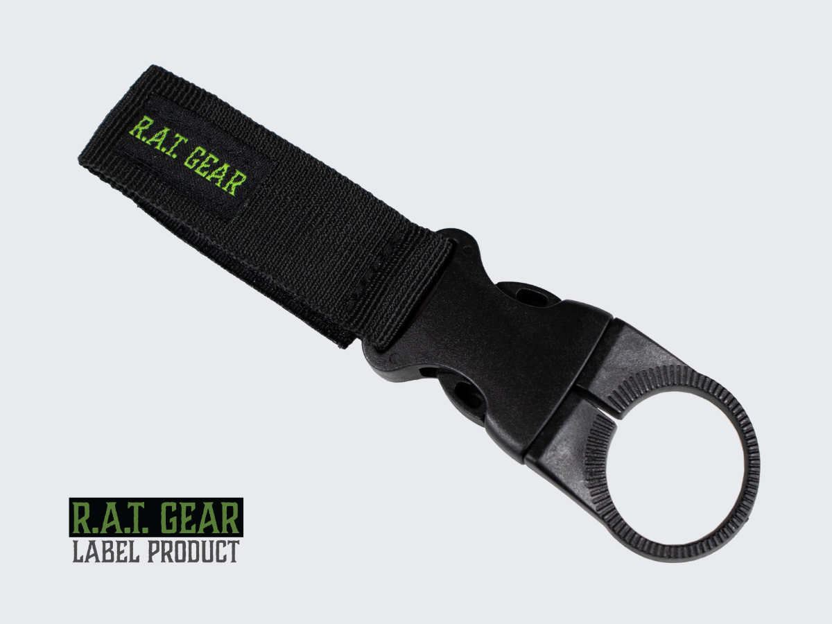 Musta juomapullopidike puolen litran muovipullolle MOLLE kiinnityksellä PALS nauhoitukseen. Black tactical water bottle holder for 0,5 liters plastic bottle, MOLLE and PALS suitable.