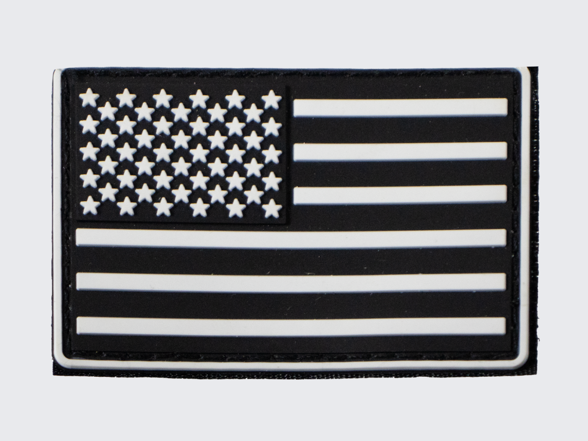 Musta valkoinen USA lippu PVC hihamerkki. Svart vit USA-flagga PVC-ärmlapp. Black white USA flag PVC sleeve patch.