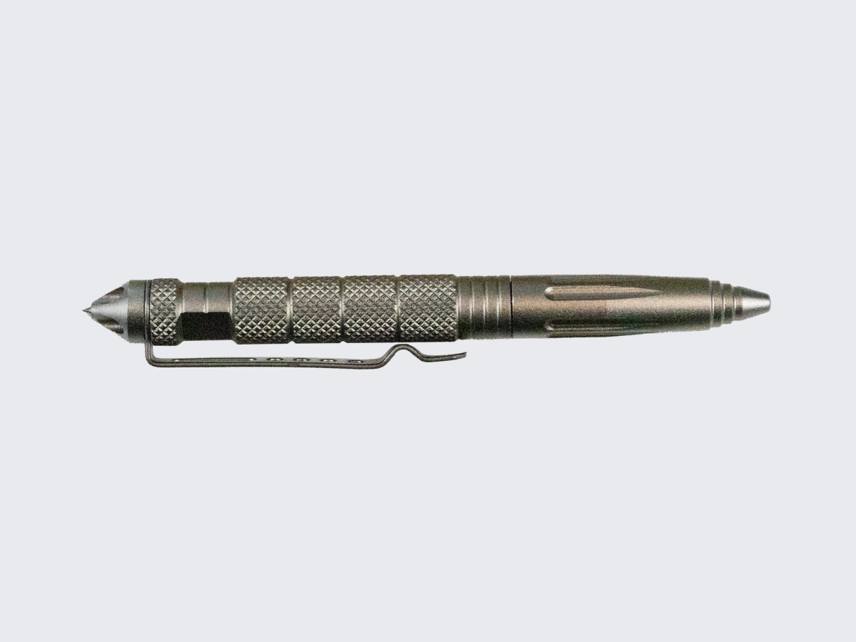 Laadukas ja tukevarakenteinen metallinen taktinen kynä perän terävällä iskupäällä. A high-quality and sturdy metal tactical pen with a sharp head.