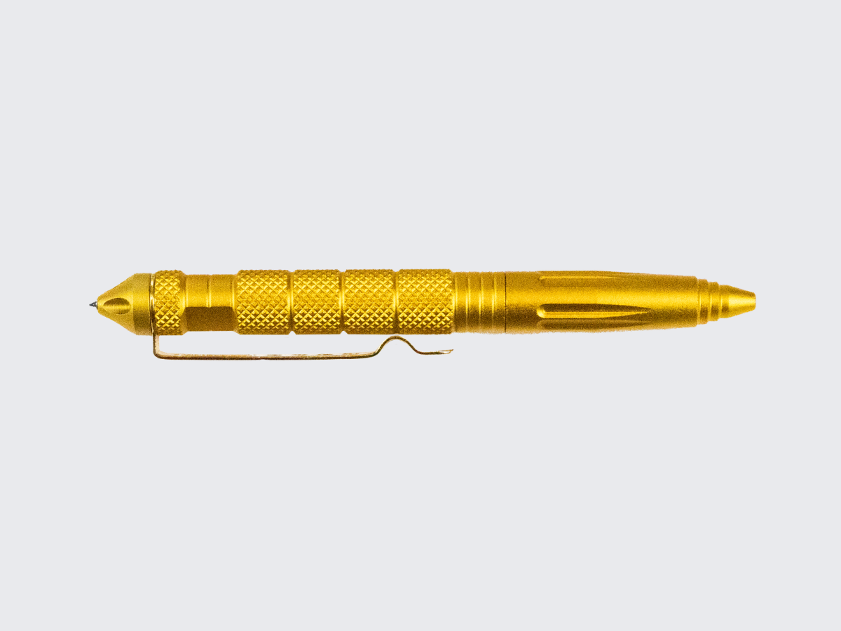 Laadukas ja tukevarakenteinen metallinen taktinen kynä perän terävällä iskupäällä. A high-quality and sturdy metal tactical pen with a sharp head.