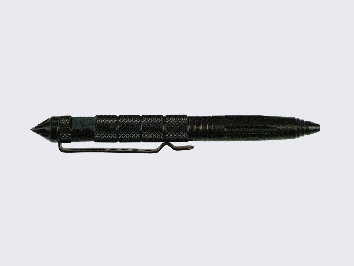 Laadukas ja tukevarakenteinen metallinen taktinen kynä perän terävällä iskupäällä. A high-quality and sturdy metal tactical pen with a sharp head.