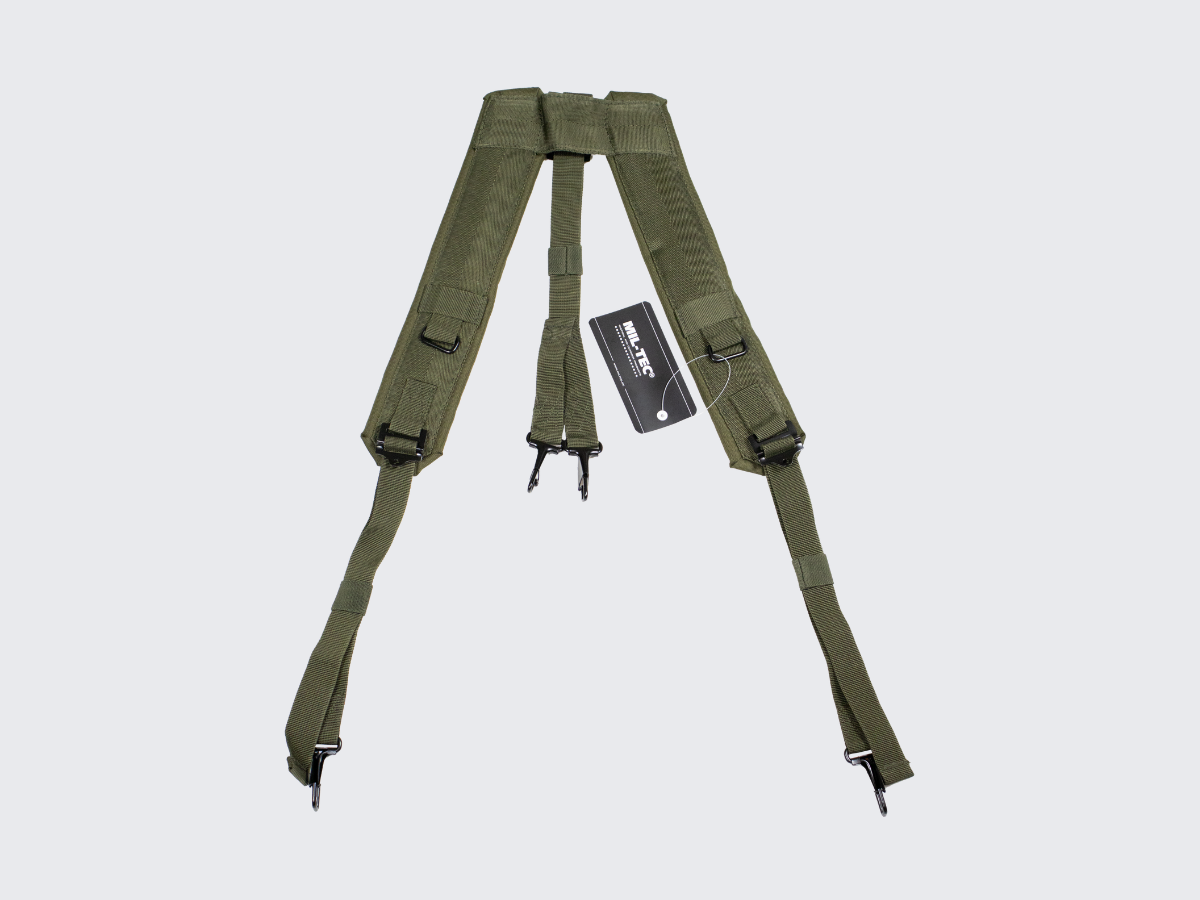 Oliivin väriset kevyet valjaat / henkselit pehmustetuilla olkaimilla ja pikakiinnityksillä. Olive color lightweight harness / suspenders with padded straps and quick-release fasteners.