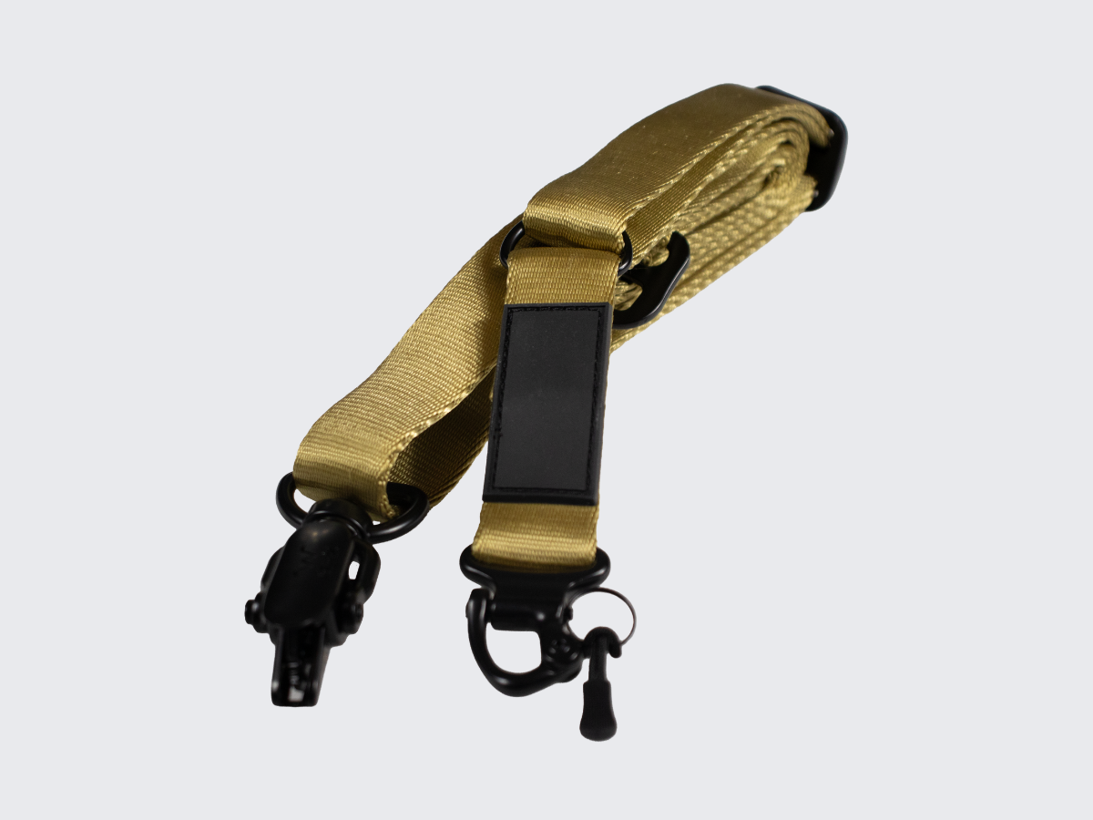 Tan värinen asehihna kiväärille pituuden pikasäädöllä ja molempien päiden pikalukituksella toiminnallisen ammunnan ja metsästyksen harrastajille. Tan-colored rifle sling with quick length adjustment and quick locking on both ends for functional shooting and hunting enthusiasts.