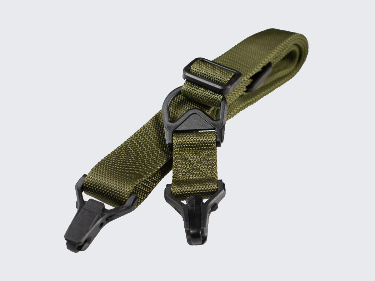 Vihreä asehihna kiväärille 1-piste tai 2-piste kiinnityksellä, pituuden pikasäädöllä ja molempien päiden pikalukituksella toiminnallisen ammunnan ja metsästyksen harrastajille. Green rifle sling with both 1-point and 2-point attachment, with quick length adjustment and quick locking on both ends for functional shooting and hunting enthusiasts.