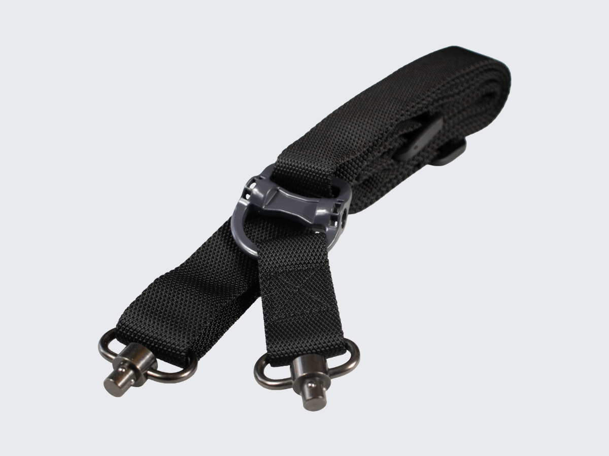 Musta asehihna kiväärille 1-piste tai 2-piste kiinnityksellä, pituuden pikasäädöllä ja molempien päiden pikalukituksella toiminnallisen ammunnan ja metsästyksen harrastajille. Black rifle sling with both 1-point and 2-point attachment, with quick length adjustment and quick locking on both ends for functional shooting and hunting enthusiasts.