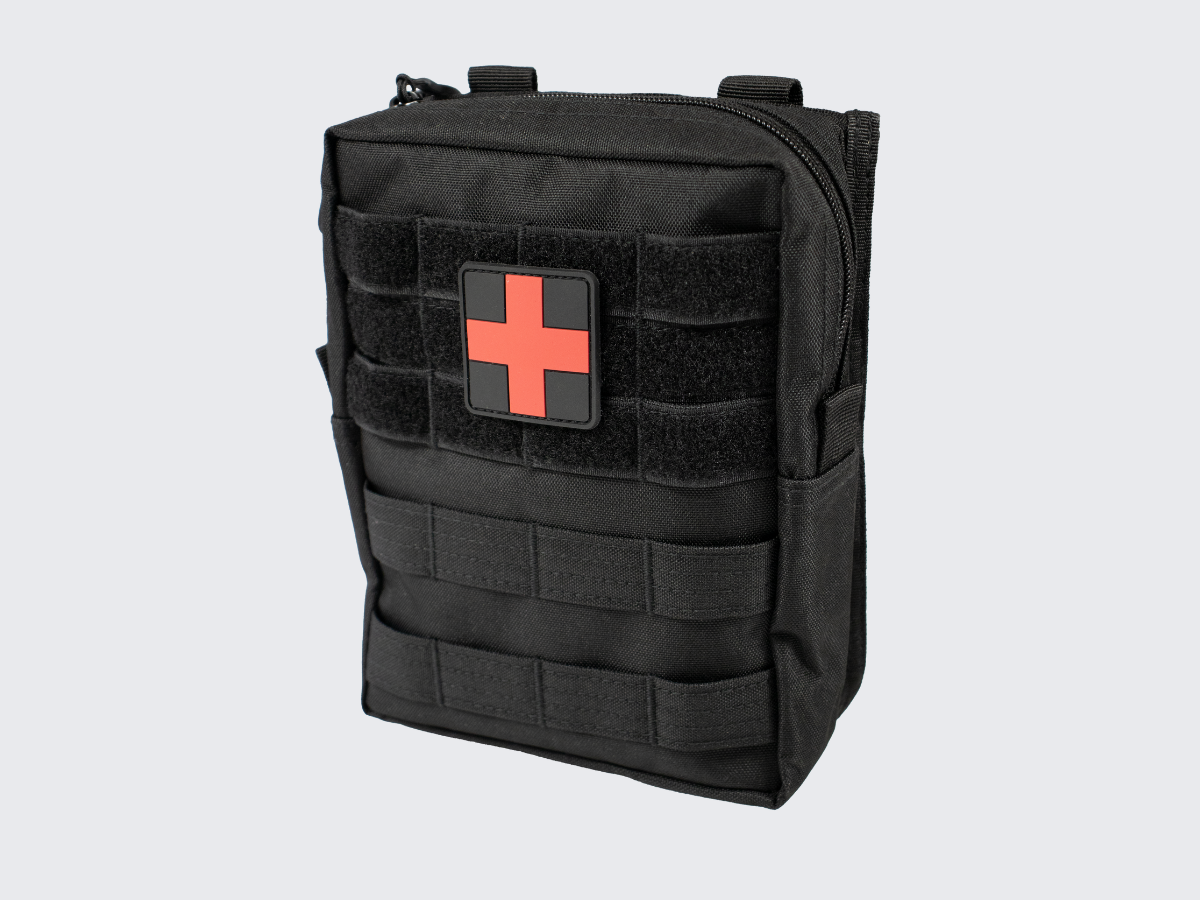 Musta MOLLE varustetaskuun valmiiksi kasattu 43-osainen ensiapusetti. Ett första hjälpen-kit med 43 delar. Green pre-assembled 43-piece first aid kit in a MOLLE equipment pouch.