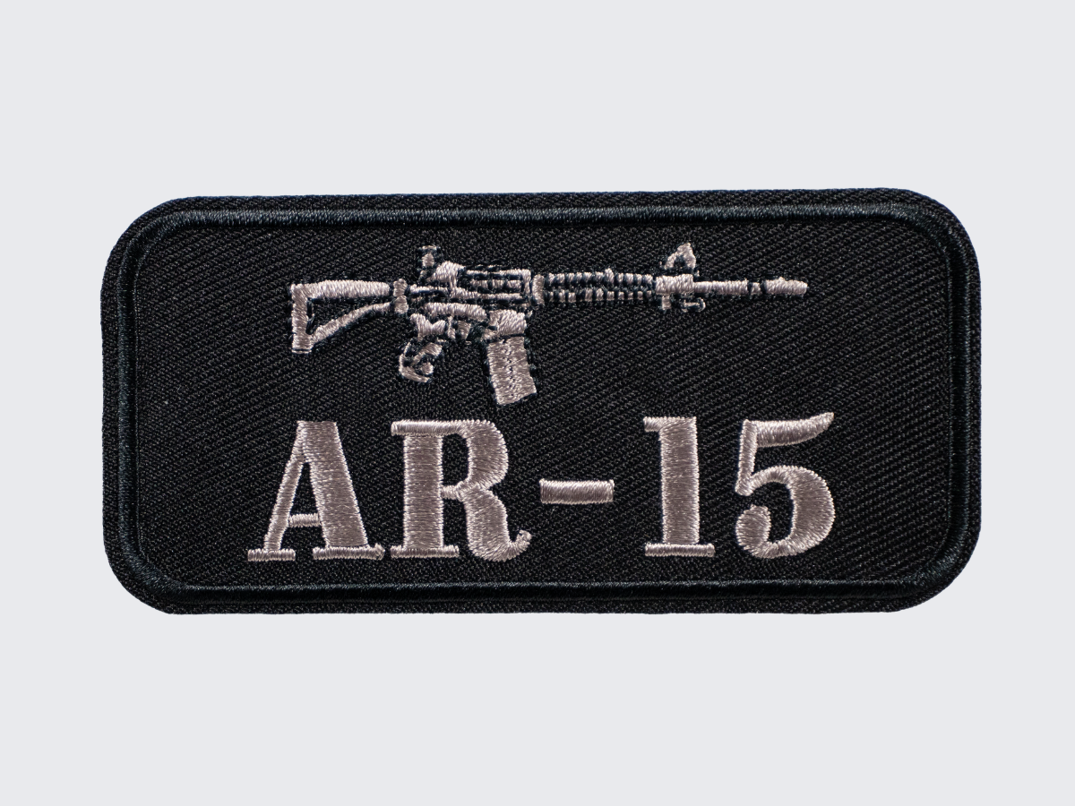 Brodeerattu musta AR-15 hihamerkki. Embroidered black AR-15 moral patch. Broderad svart AR-15 ärmmärk.