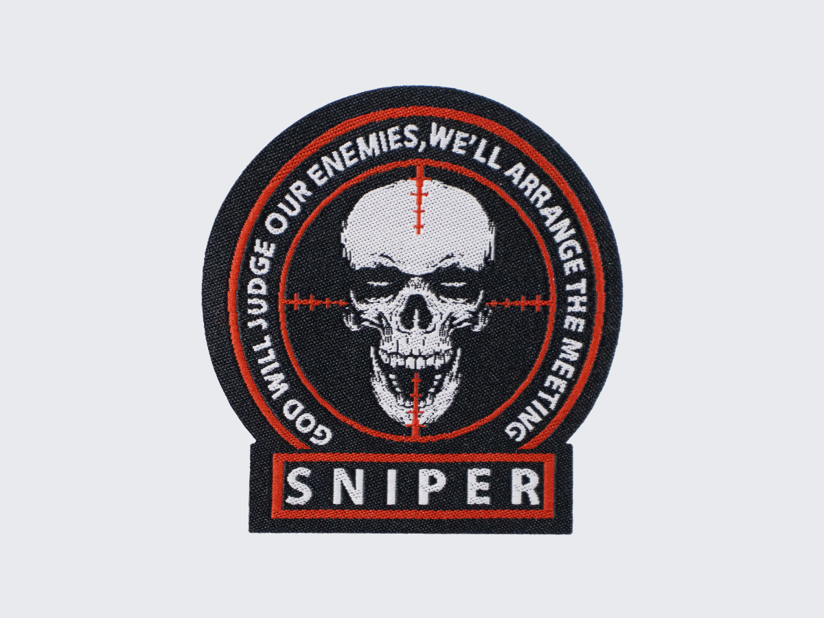 Hihamerkki tekstillä: "Sniper God will judge our enemies, we'll arrange the meeting". Velcro patch with text: "Sniper God will judge our enemies, we'll arrange the meeting".