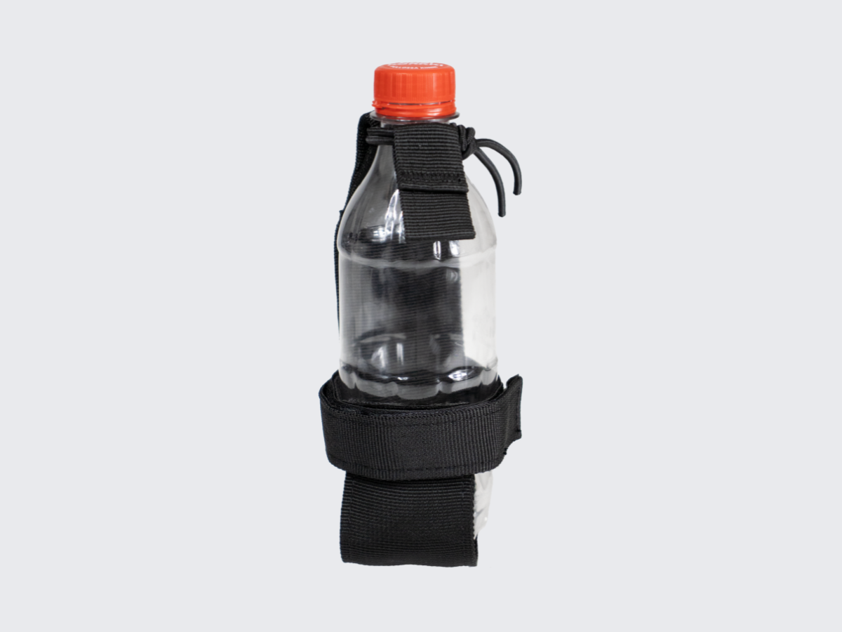 Musta kevytrakenteinen kestävästä nylonista valmistettu juomapullopidike pienille juomapulloille. Black a lightweight, durable nylon bottle holder for small bottles.