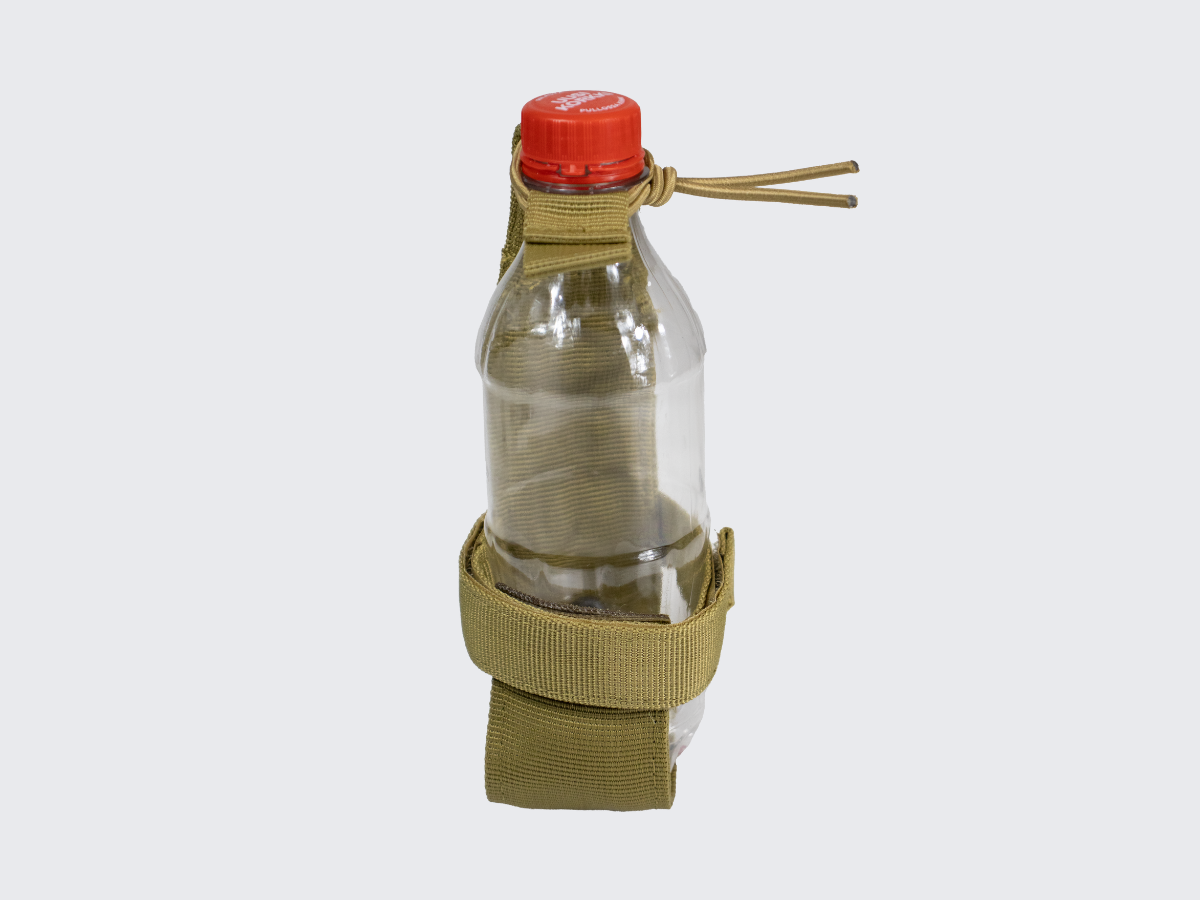 Hiekan värinen kevytrakenteinen kestävästä nylonista valmistettu juomapullopidike pienille juomapulloille. Tan colored a lightweight, durable nylon bottle holder for small bottles.