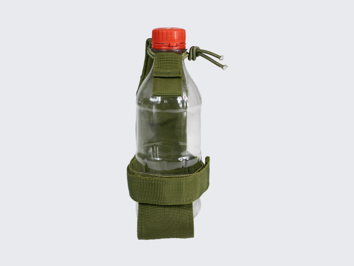 Vihreä kevytrakenteinen kestävästä nylonista valmistettu juomapullopidike pienille juomapulloille. Green lightweight, durable nylon bottle holder for small bottles.